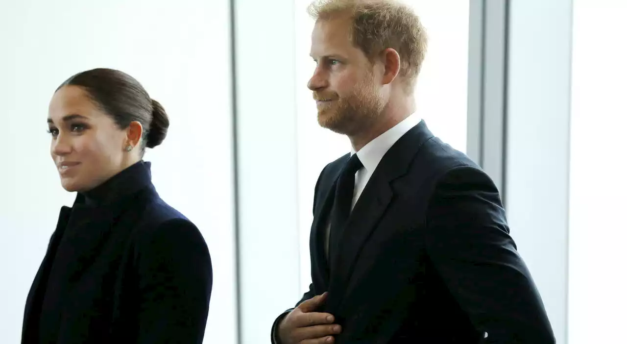 Harry e Meghan rischiano l'incidente d'auto. «Inseguiti 2 ore dai paparazzi, catastrofe sfiorata»