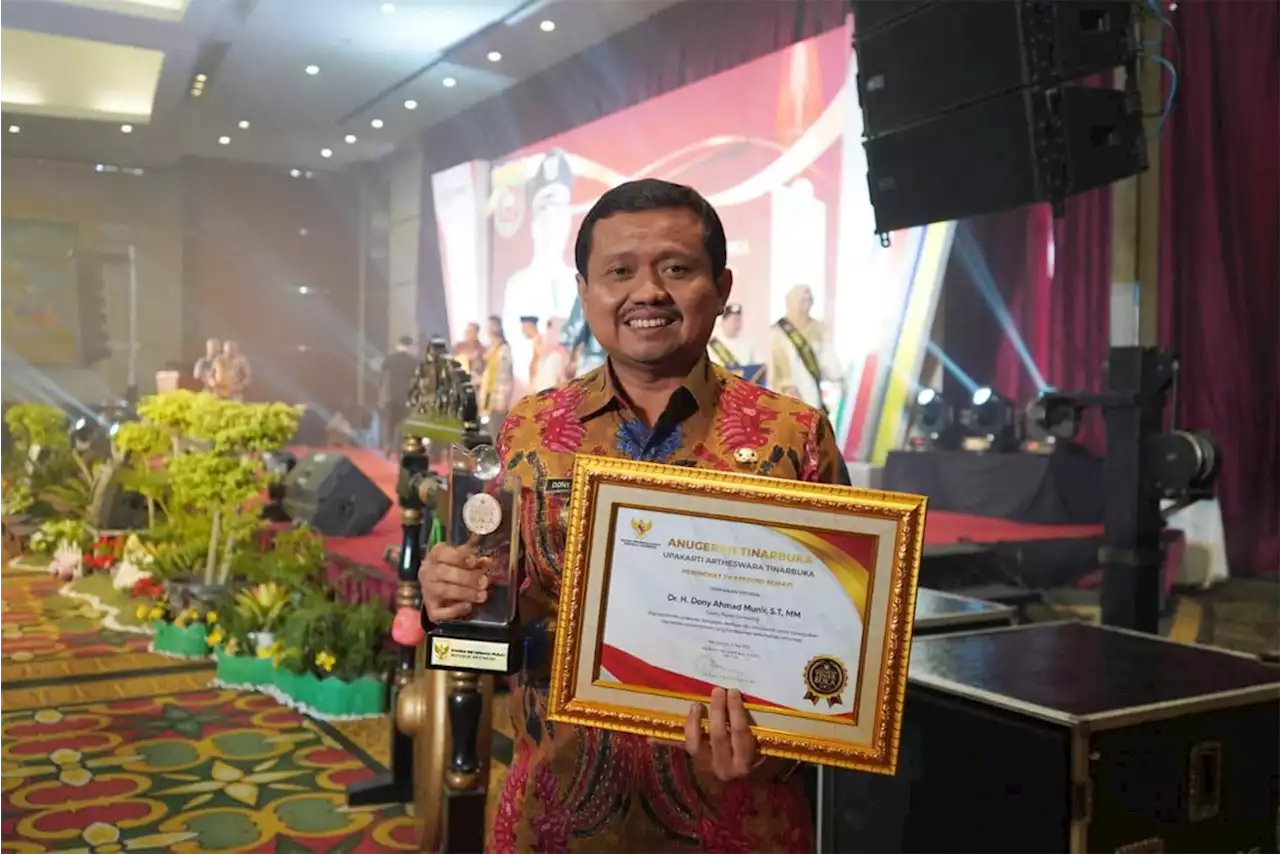 Bupati Sumedang Dony Ahmad Munir Juara Keterbukaan Informasi Publik 2023