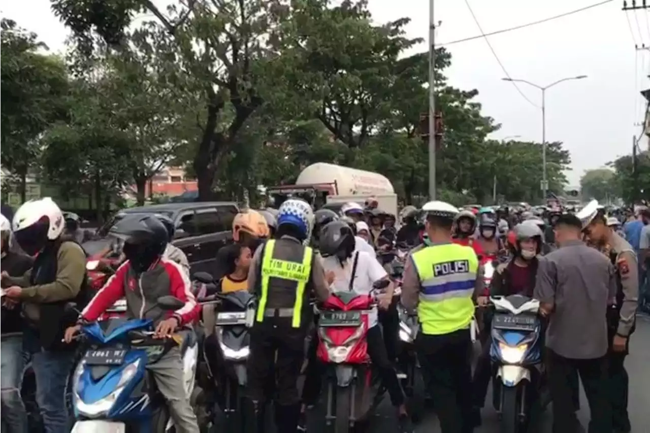 Polisi Angkut 20 Motor Tanpa STNK & Tilang Ratusan Pengendara di Perbatasan Surabaya