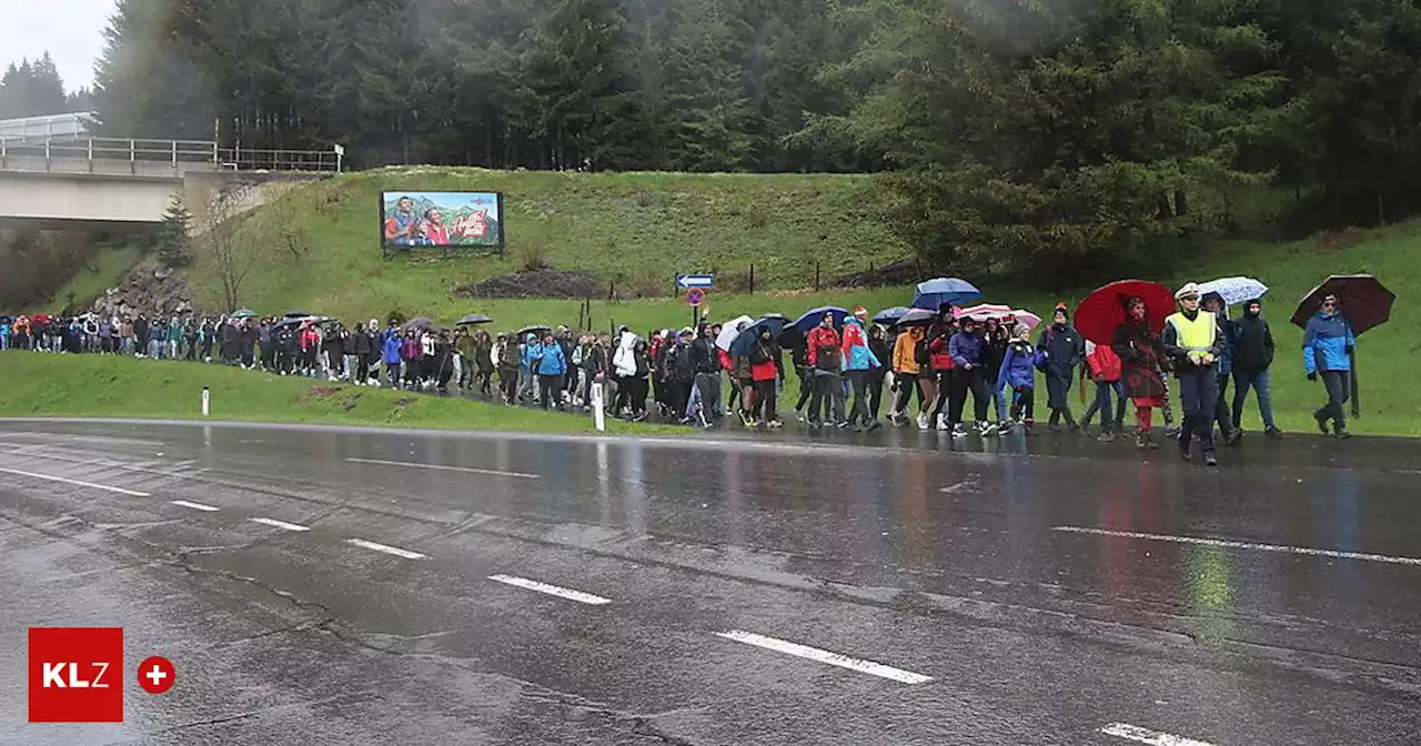 Lebensmarsch zum Mahnmal: 250 vorwiegend junge Leute trotzten Wind und Regen am Präbichl