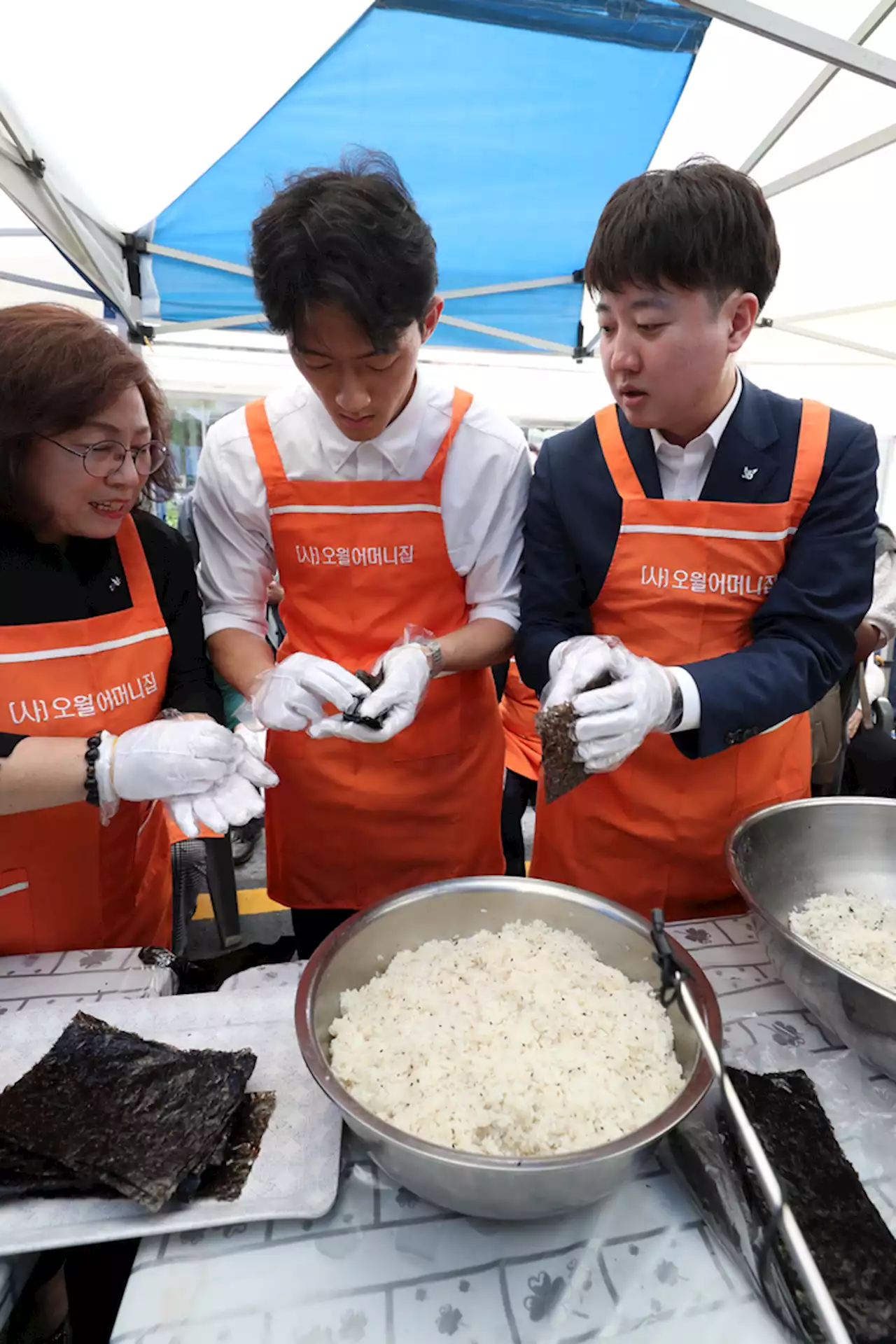 5·18 전야제 현장서 ‘오월 주먹밥’ 함께 만든 전우원·이준석