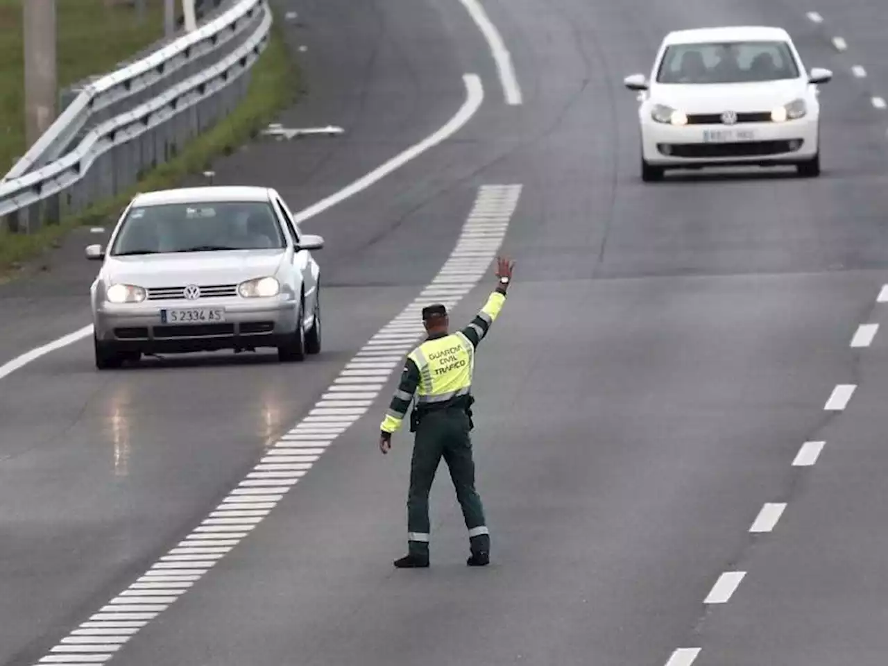 Investigado por la Guardia Civil tras viajar acompañando a su hijo de 15 años, que conducía el coche, por la AP-9