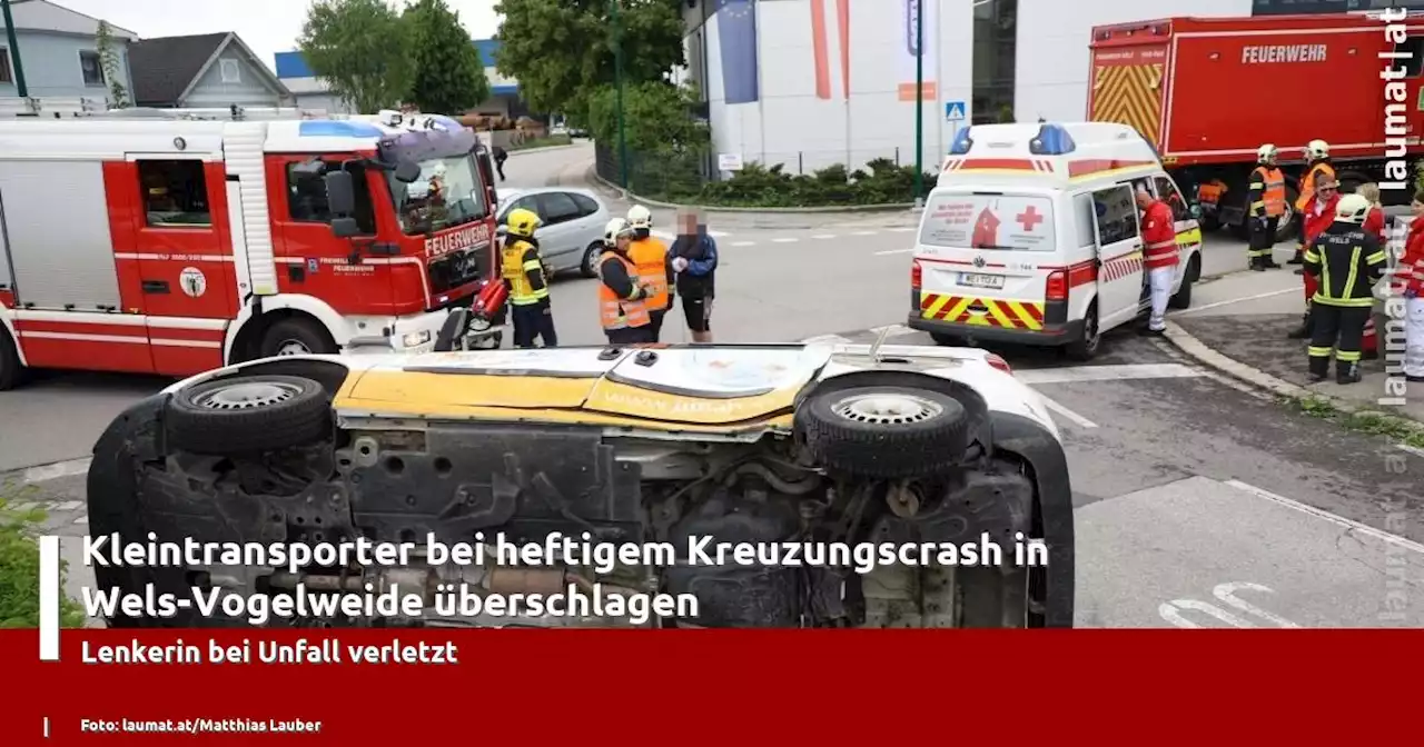 Kleintransporter bei heftigem Kreuzungscrash in Wels-Vogelweide überschlagen | laumat|at