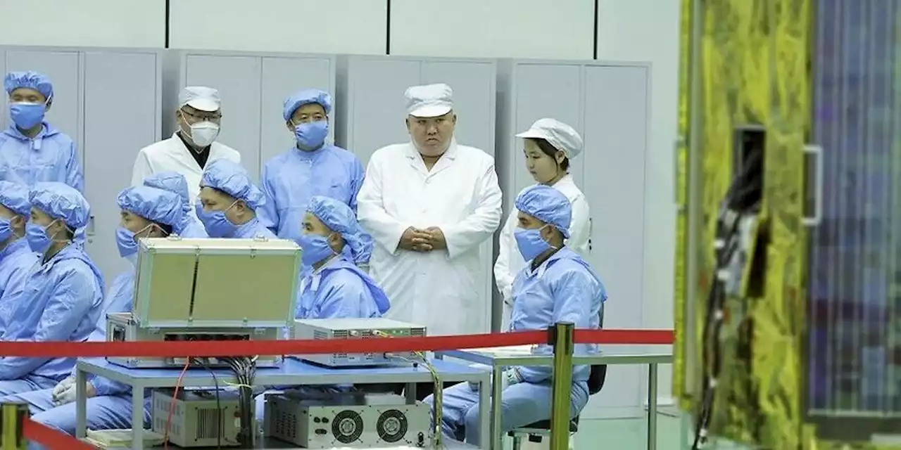 Kim Jong-un inspecte le premier satellite espion nord-coréen