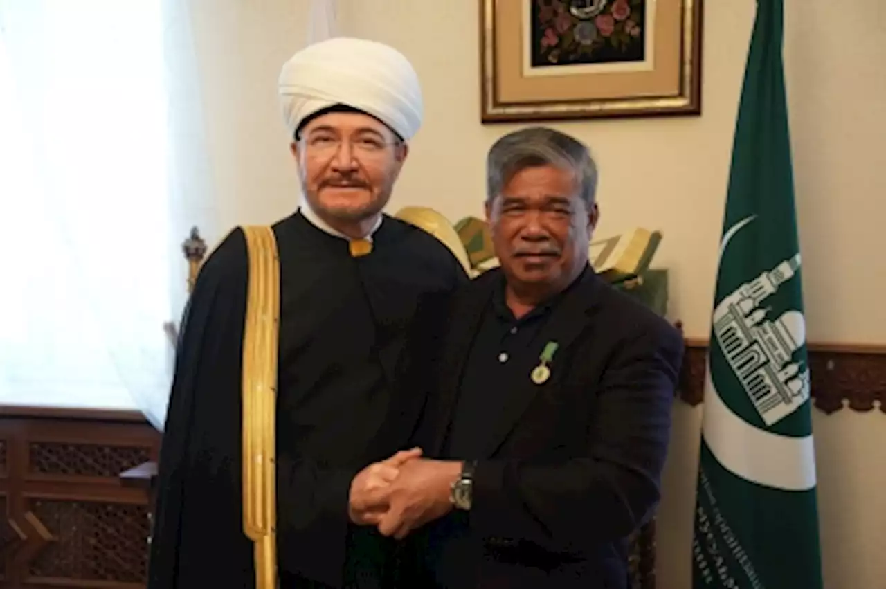 Mat Sabu receives Russia’s Medal of Spiritual Unity