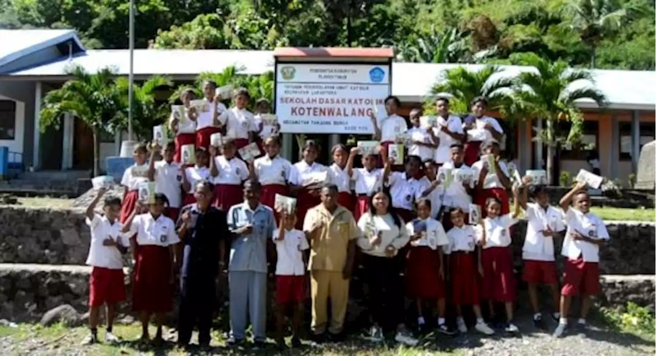 Hari Buku Nasional, Siswa di Pedalaman Flotim Dapat Buku Gratis