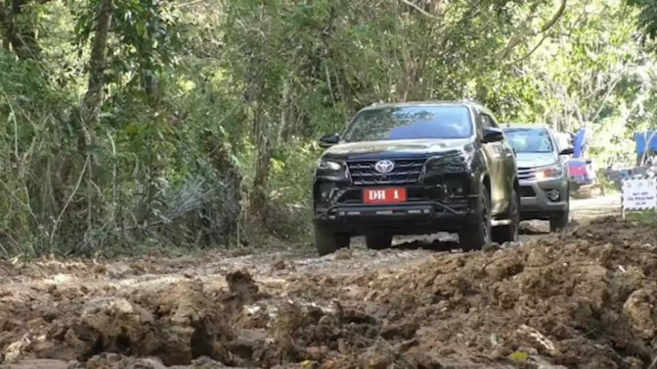 Jalan Provinsi Rusak, Rombongan Gubernur NTT Terjebak Lumpur