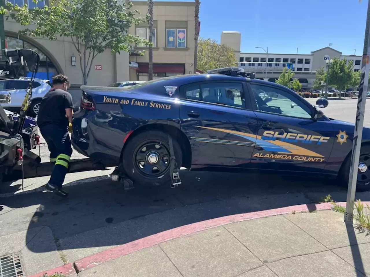 Oakland: Deputy injured, patrol vehicles damaged after traffic stop, pursuit