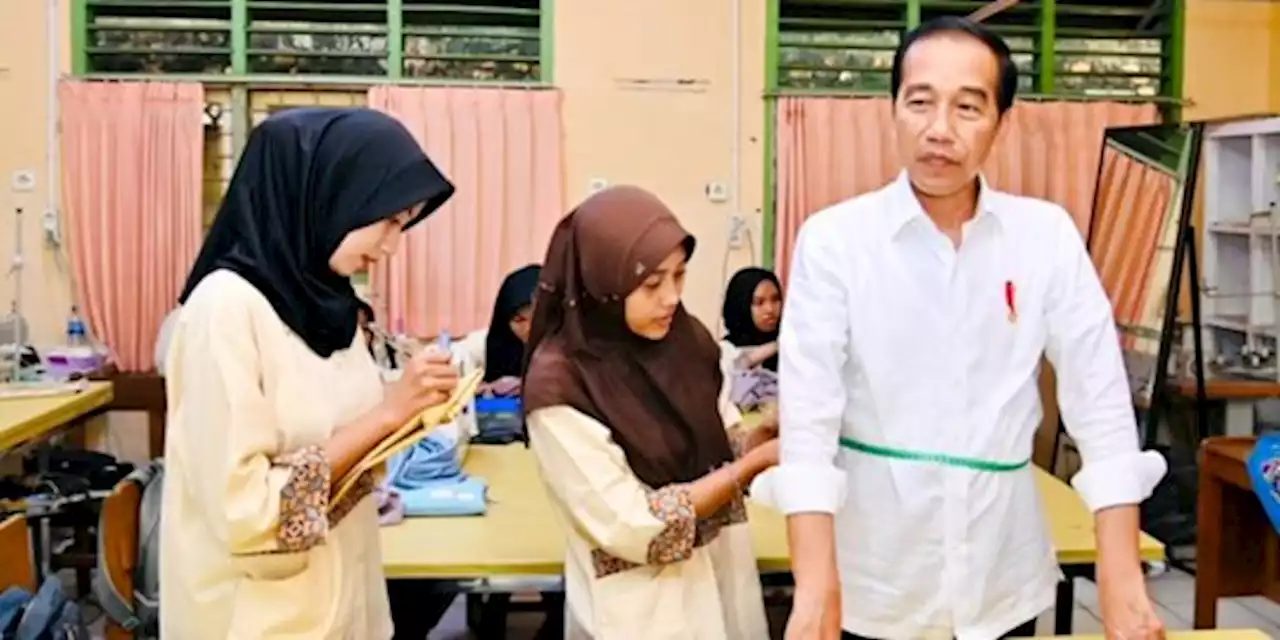 Cerita Dua Siswi SMK di Jambi Gemetar Ukur Tubuh Presiden Jokowi | merdeka.com