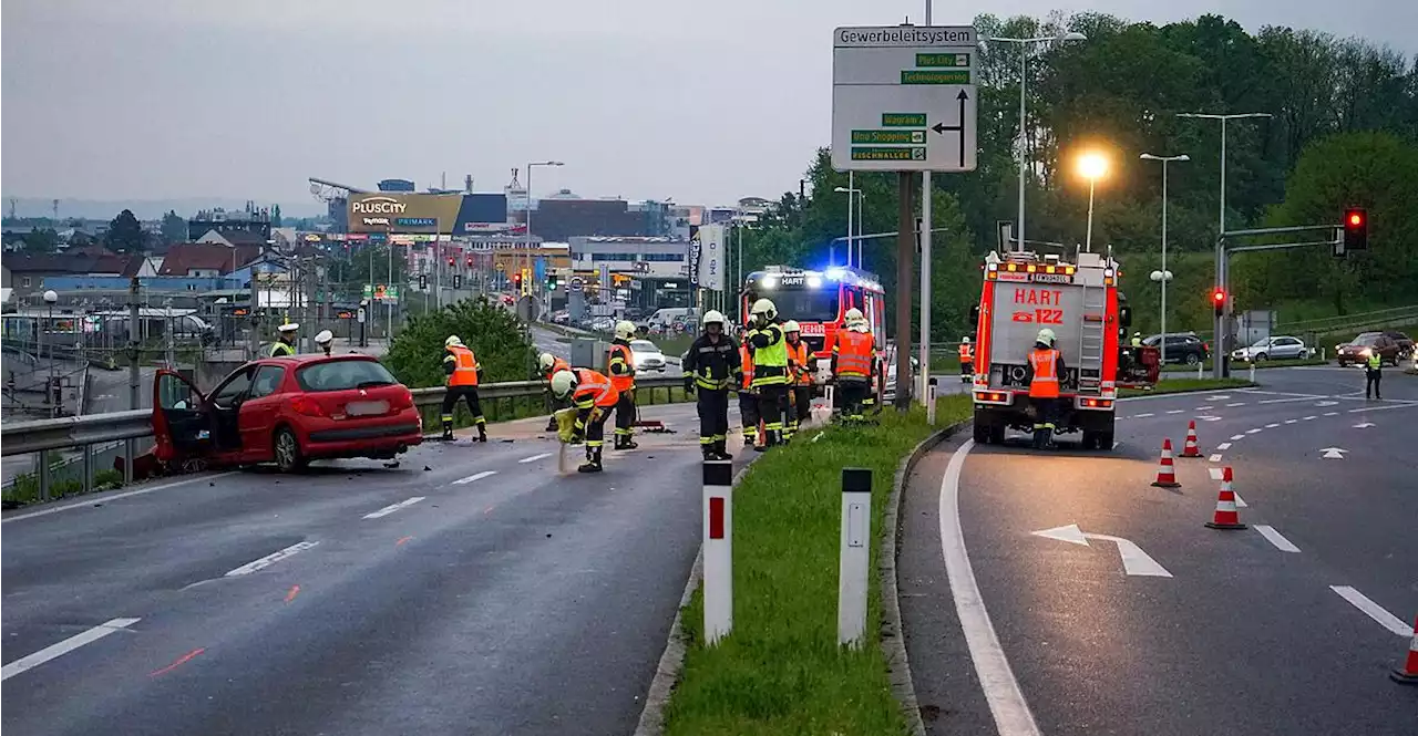 Auto kollidiert mit Leitplanke