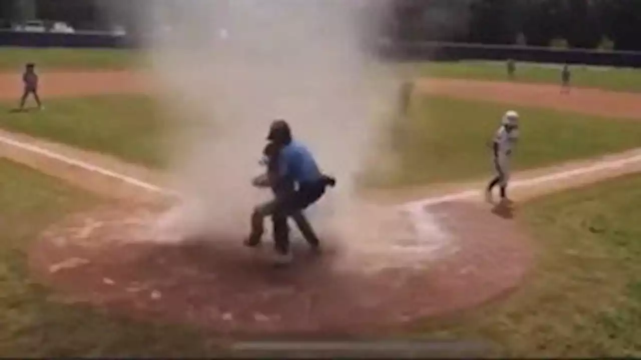 Tornado surge do nada e 'engole' menino de 7 anos durante jogo de beisebol; veja o vídeo