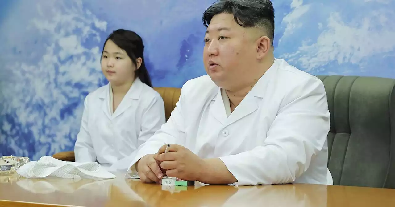 Corea del Nord, Kim Jong-un ispeziona il primo satellite spia di ricognizione militare