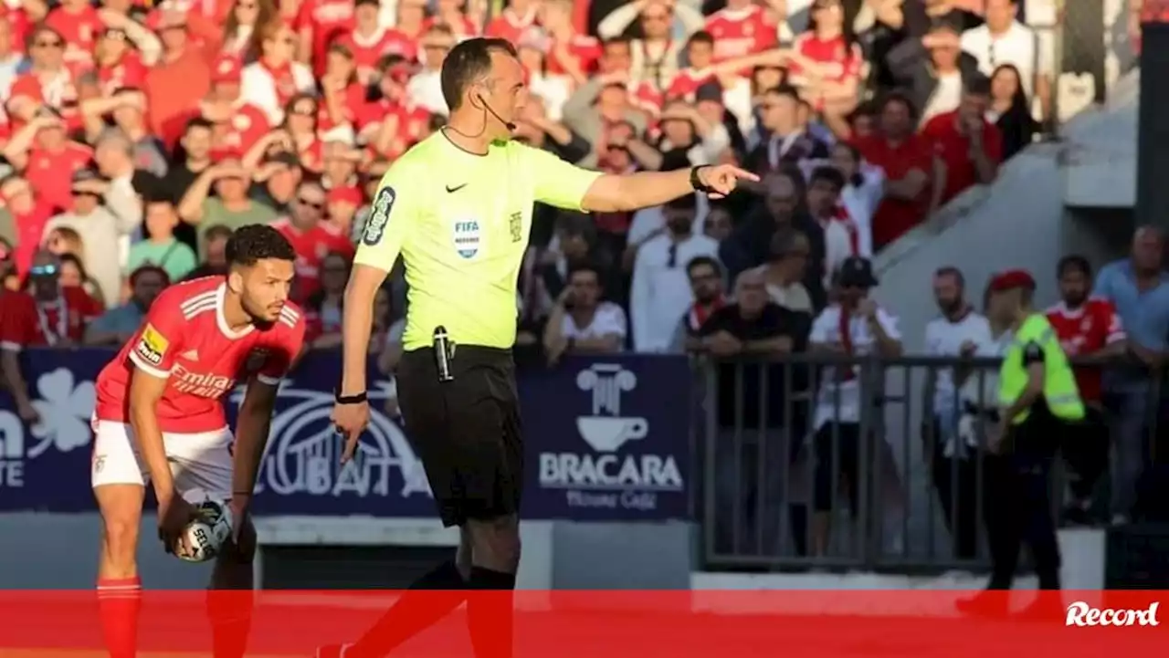 João Pinheiro vai estrear-se a arbitrar dérbis entre Sporting e Benfica