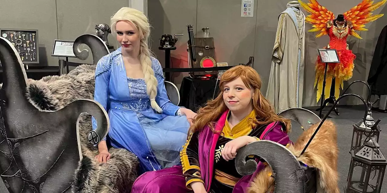 Anna & Elsa Steal Kristoff's Sled In Delightful Frozen Cosplay