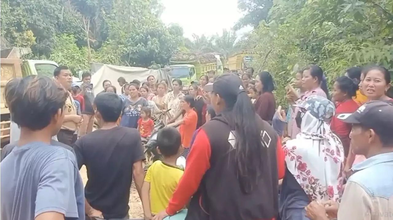 Puluhan Emak-emak Tutup Jalan, Marah karena Perusahaan Rekrut Pekerja Luar Provinsi