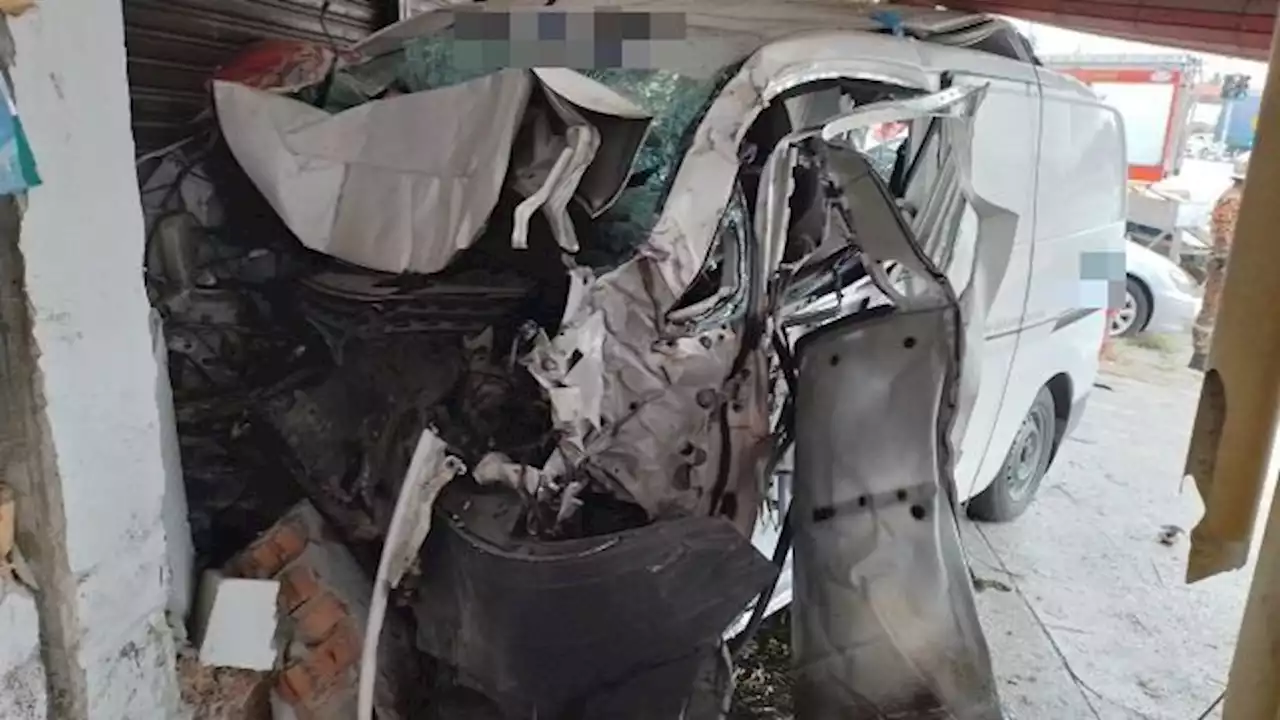 Van driver dies after crashing into sundry shop in Perak