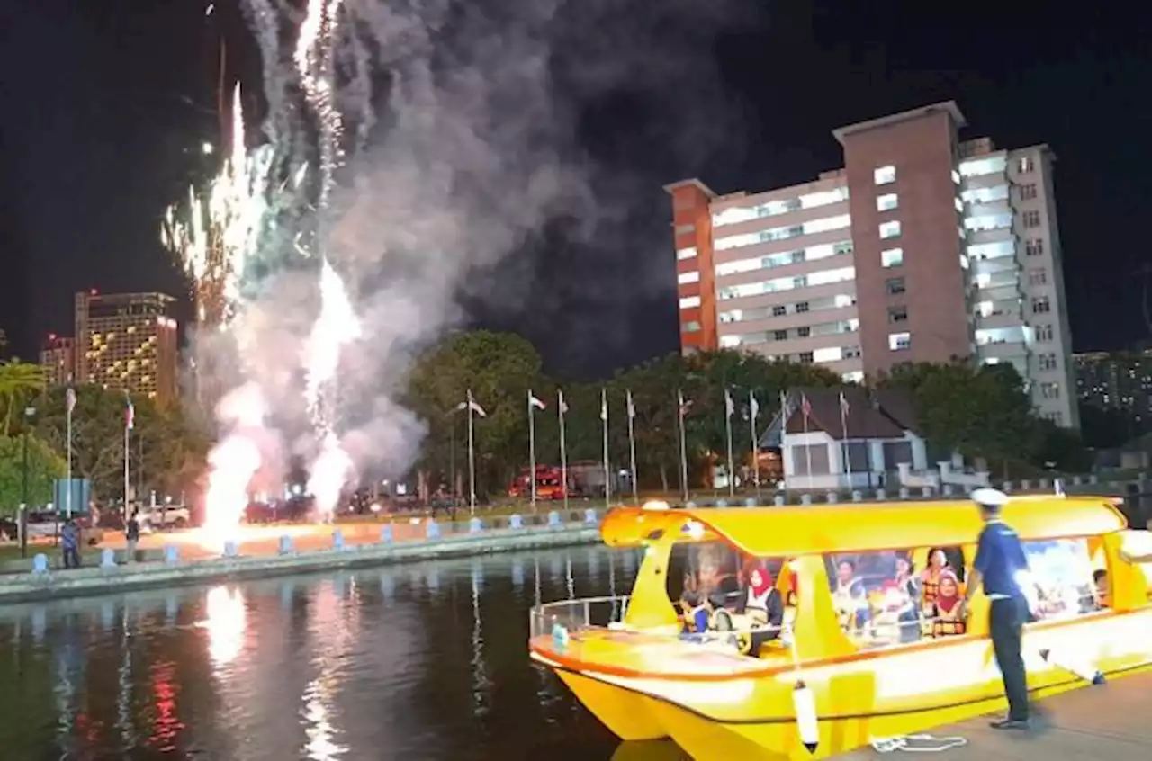 Water taxi service debuts along Melaka River