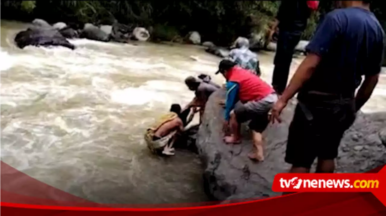 Pengendara Motor Terseret Tanah Longsor di Poros Trans Sulawesi, Ditemukan Tewas Tersangkut di Batu.