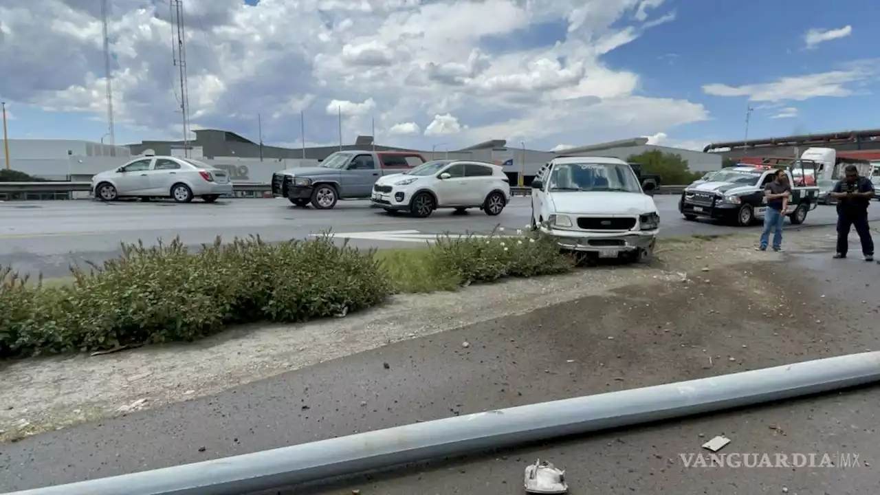 Doble percance en carretera Monterrey-Saltillo; por evitar accidente choca contra ‘ballenas’