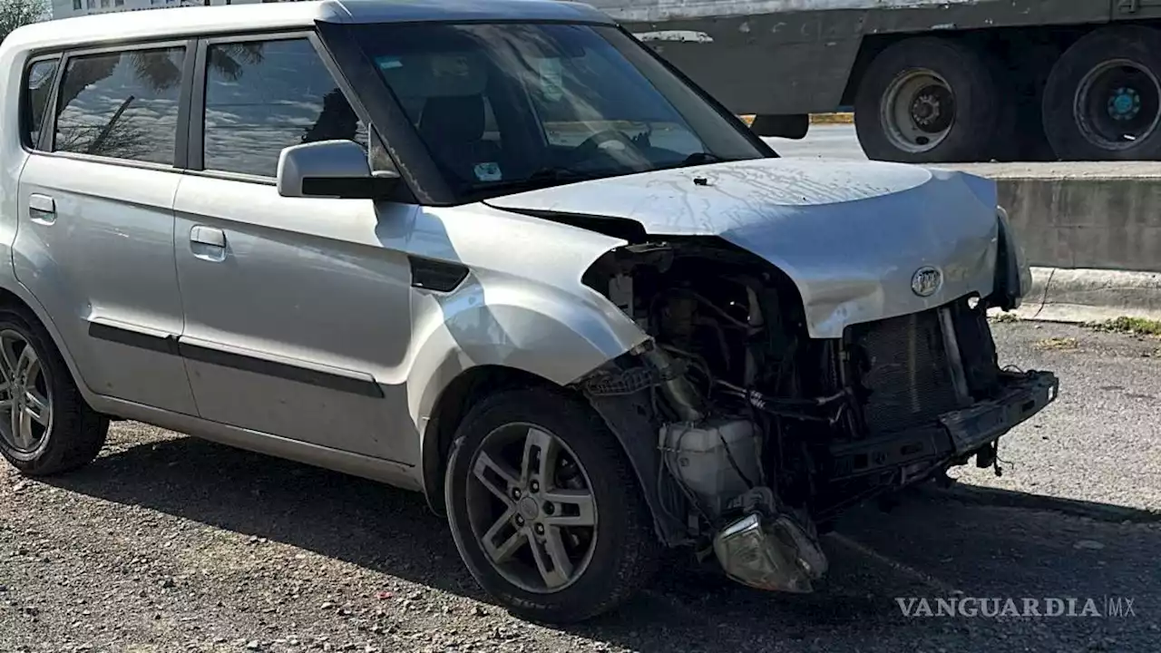 Saltillo: camioneta se detiene para que pase ambulancia y vehículo se ‘achata’ por no frenar