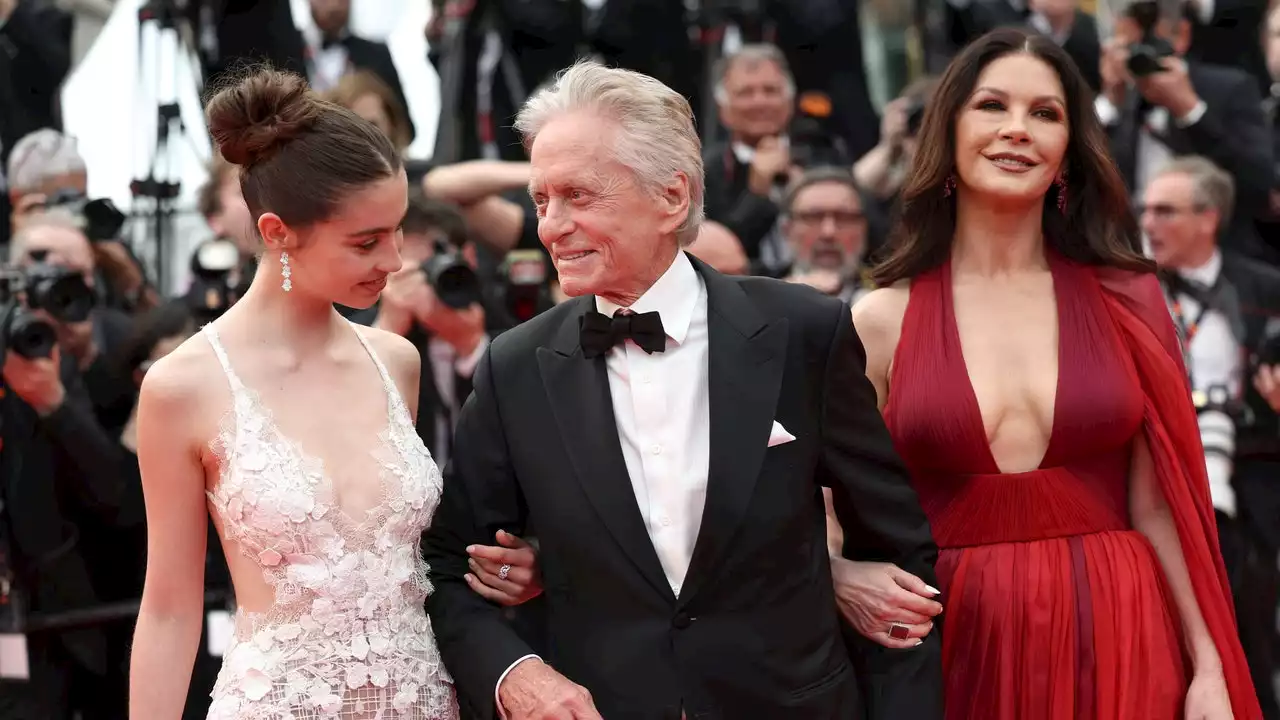 Carys Zeta Douglas impresiona con vestido de Elie Saab y joyas de Chopard en su debut en la alfombra roja de Cannes