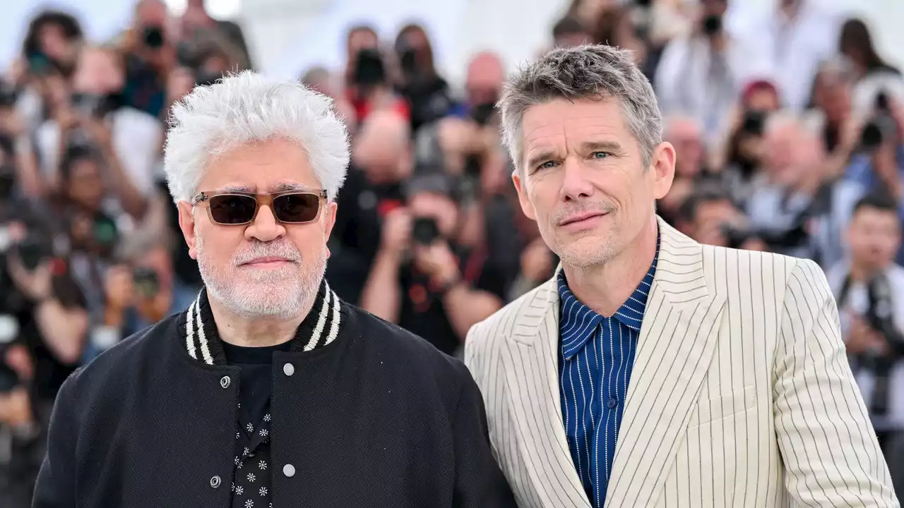 Pedro Almodóvar presenta ‘Extraña forma de vida’ en Cannes (sin Pedro Pascal, pero con Ethan Hawke) y anuncia que rodará su siguiente película en Nueva York