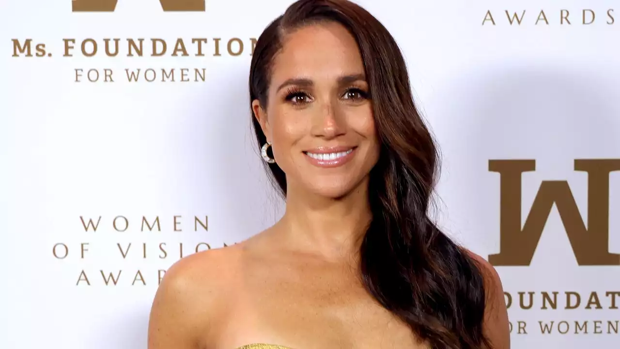 En robe dorée, Meghan Markle signe son grand retour mode