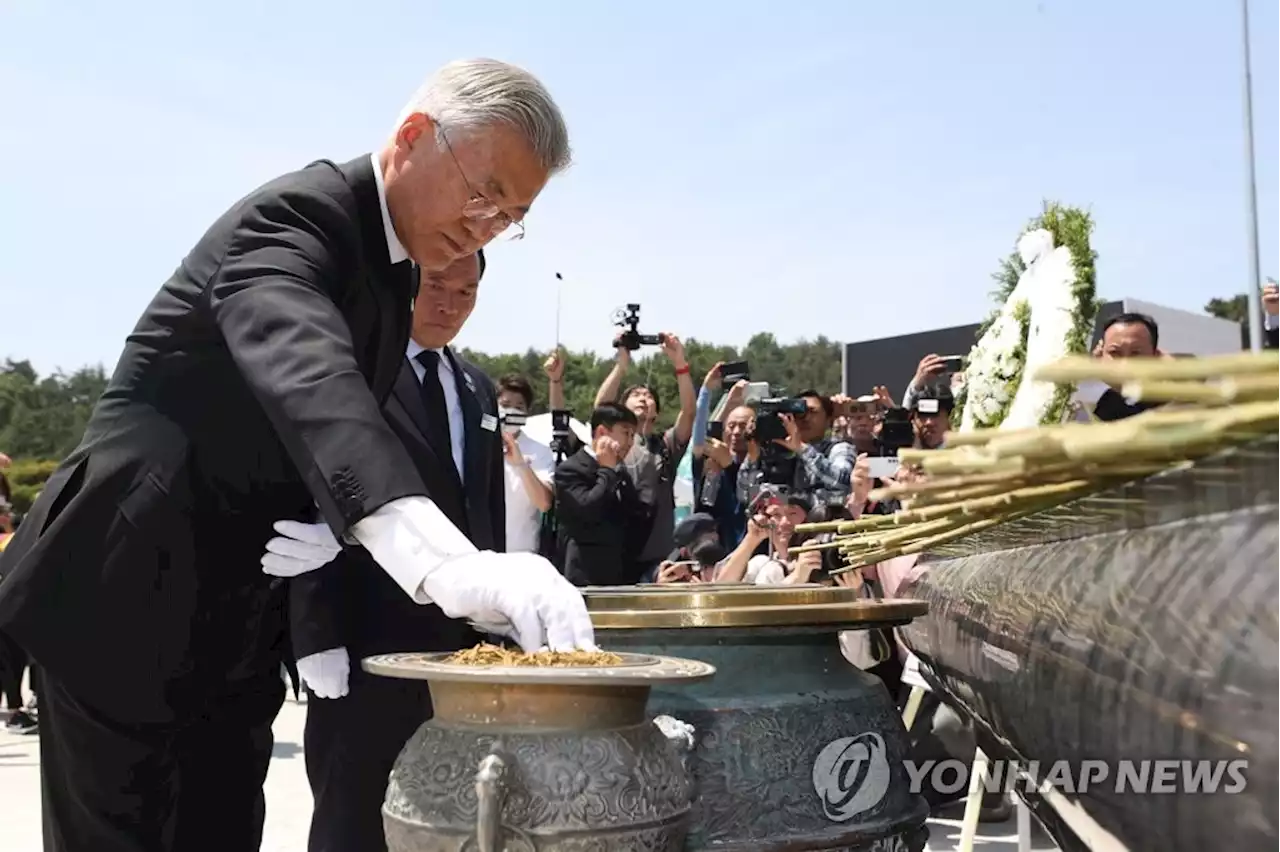 문재인, 퇴임 후 첫 5·18 참배…'5·18에 큰 빚 져' | 연합뉴스