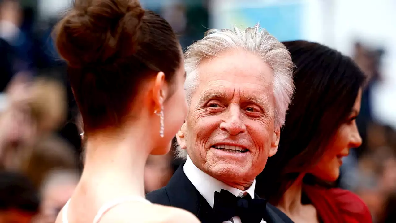 La hija de Michael Douglas y Catherine Zeta-Jones, Carys Zeta, deslumbra en la alfombra roja de Cannes a sus 20 años