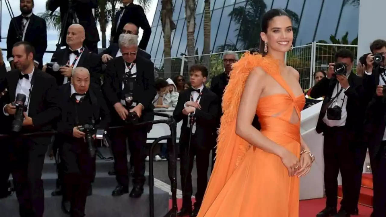 Sara Sampaio conquistou as atenções em Cannes com vestido arrojado