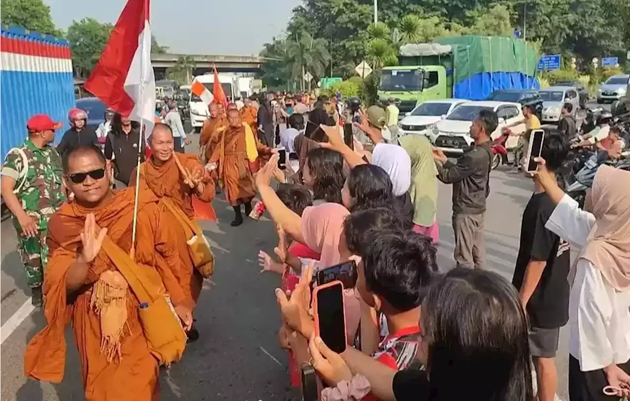 32 Biksu Jalan Kaki dari Thailand Lanjutkan Perjalanan Menuju Kota Cirebon