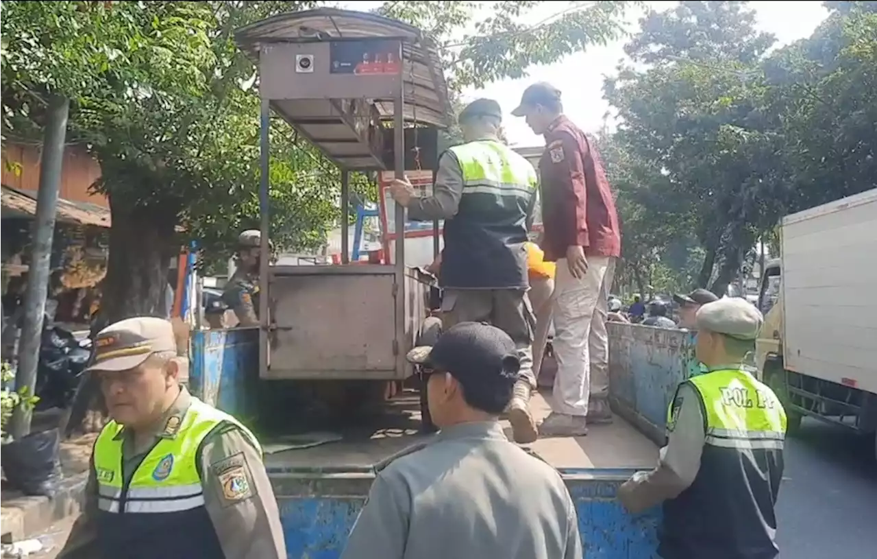 Satpol PP Tertibkan Puluhan PKL yang Kuasai Jalan Senen Raya