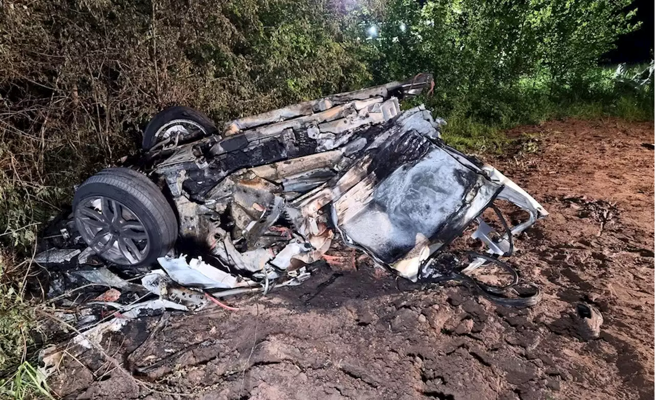 Auto kracht gegen Baum: Vater und zwölfjähriger Sohn sterben bei Unfall