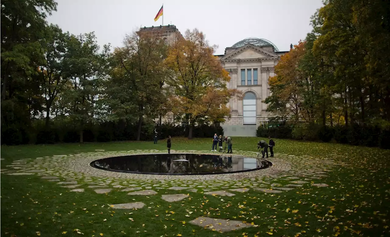 Mit Hantelstange: Mann schlägt in Tiergarten auf Mahnmal für Sinti und Roma ein