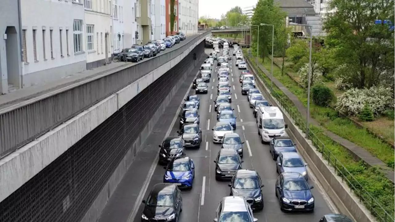 Klima-Demonstranten blockieren auch an Himmelfahrt mehrere Straßen in Berlin