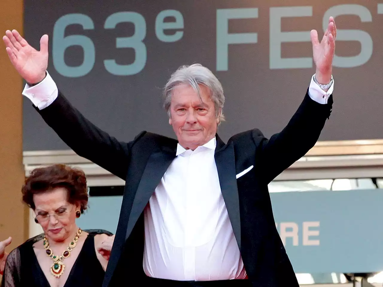 Festival de Cannes : retour sur les photos les plus emblématiques d'Alain Delon sur la croisette