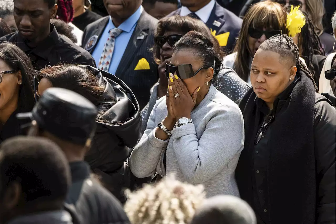 Hundreds attend funeral of Chicago cop shot outside home