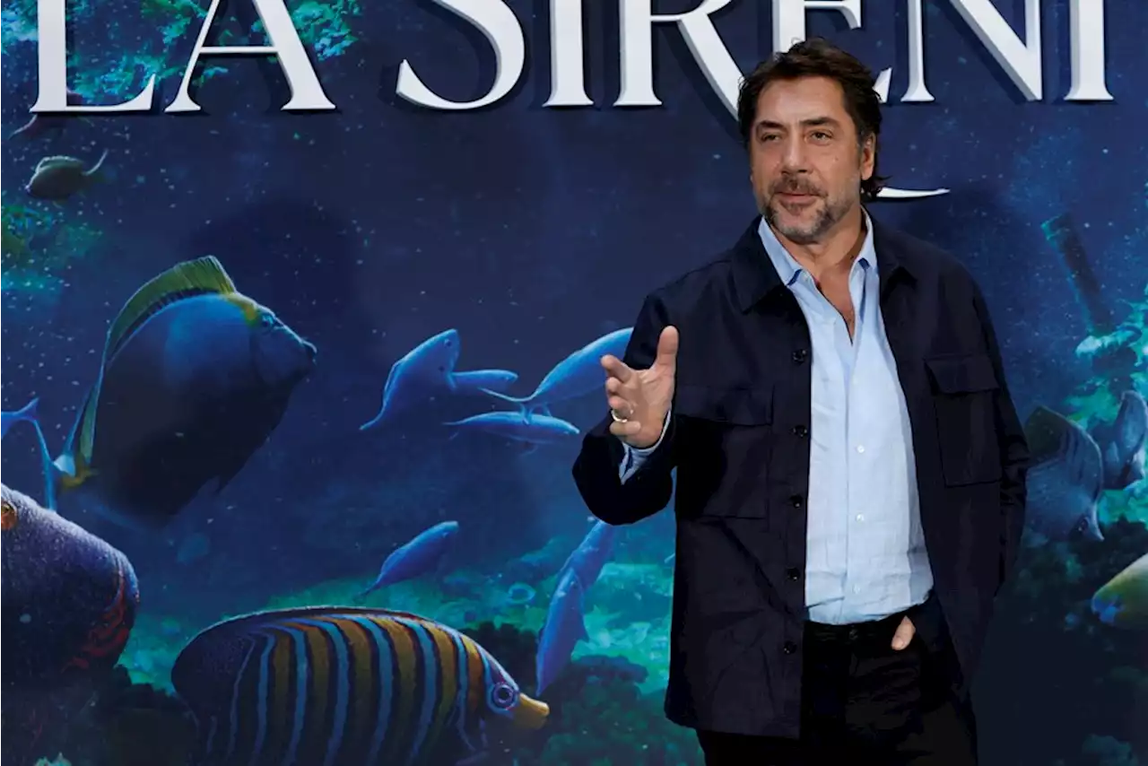 Al grito de 'viva la República', Javier Bardem presenta 'La Sirenita'