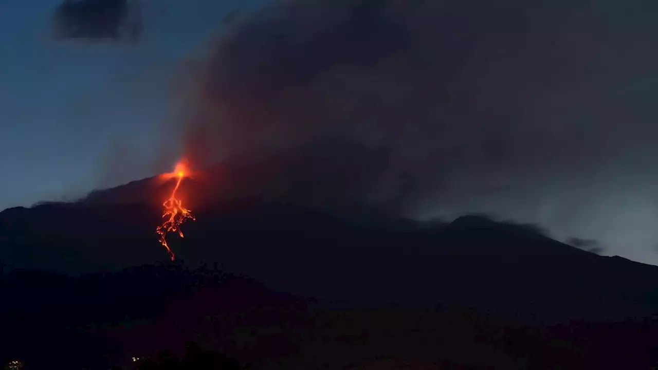 'Attività esplosiva da un cratere dell'Etna'. Scatta l'allerta di eruzione imminente