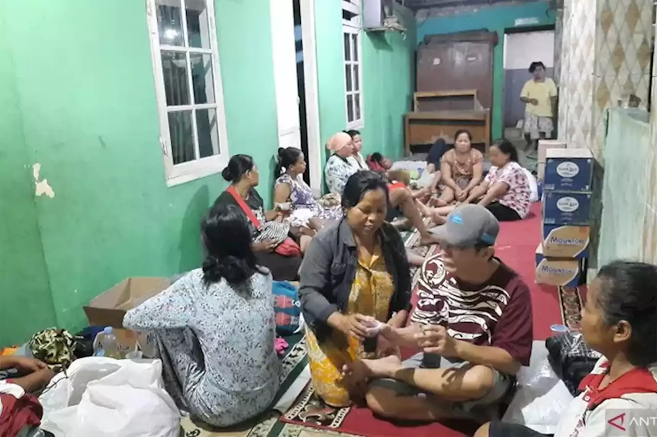 Puluhan Orang Harus Diumgsikan Dampak Kebakaran Lapan Oli Bekas di Tangerang - Jawa Pos