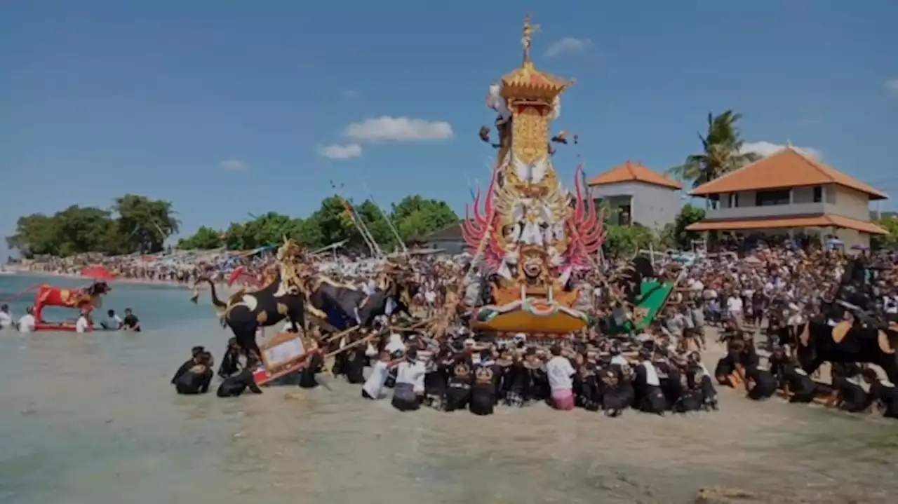 Unik, Arak-arakan Ngaben Masal di Pesisir Nusa Penida Pantai Jadi Daya Tarik Wisata