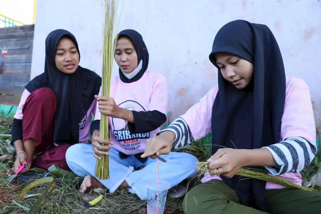 Srikandi Ganjar Kalbar Sulap Daun Nyiur jadi Produk Bernilai