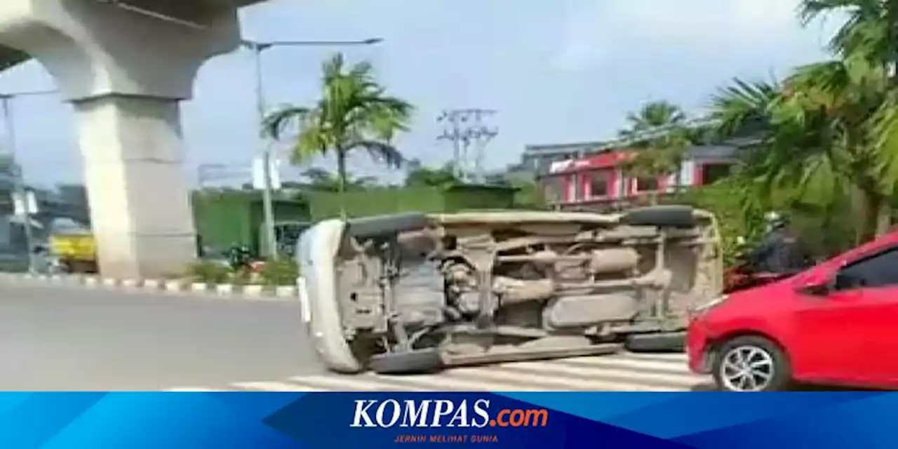 Detik-detik Ambulans Terguling Saat Bawa Jenazah di Palembang, Ditabrak Mobil dari Belakang