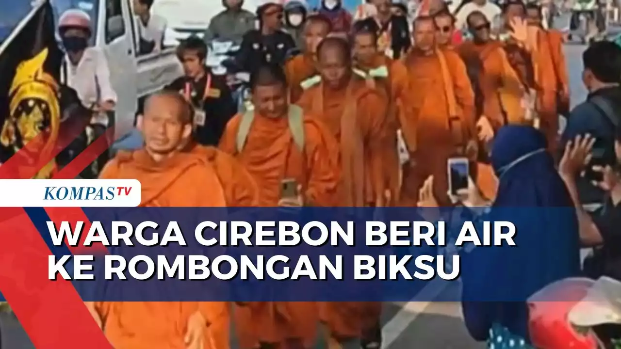 Junjung Toleransi, Warga Cirebon Bagikan Air Mineral untuk Biksu yang Lakukan Perjalanan Spiritual