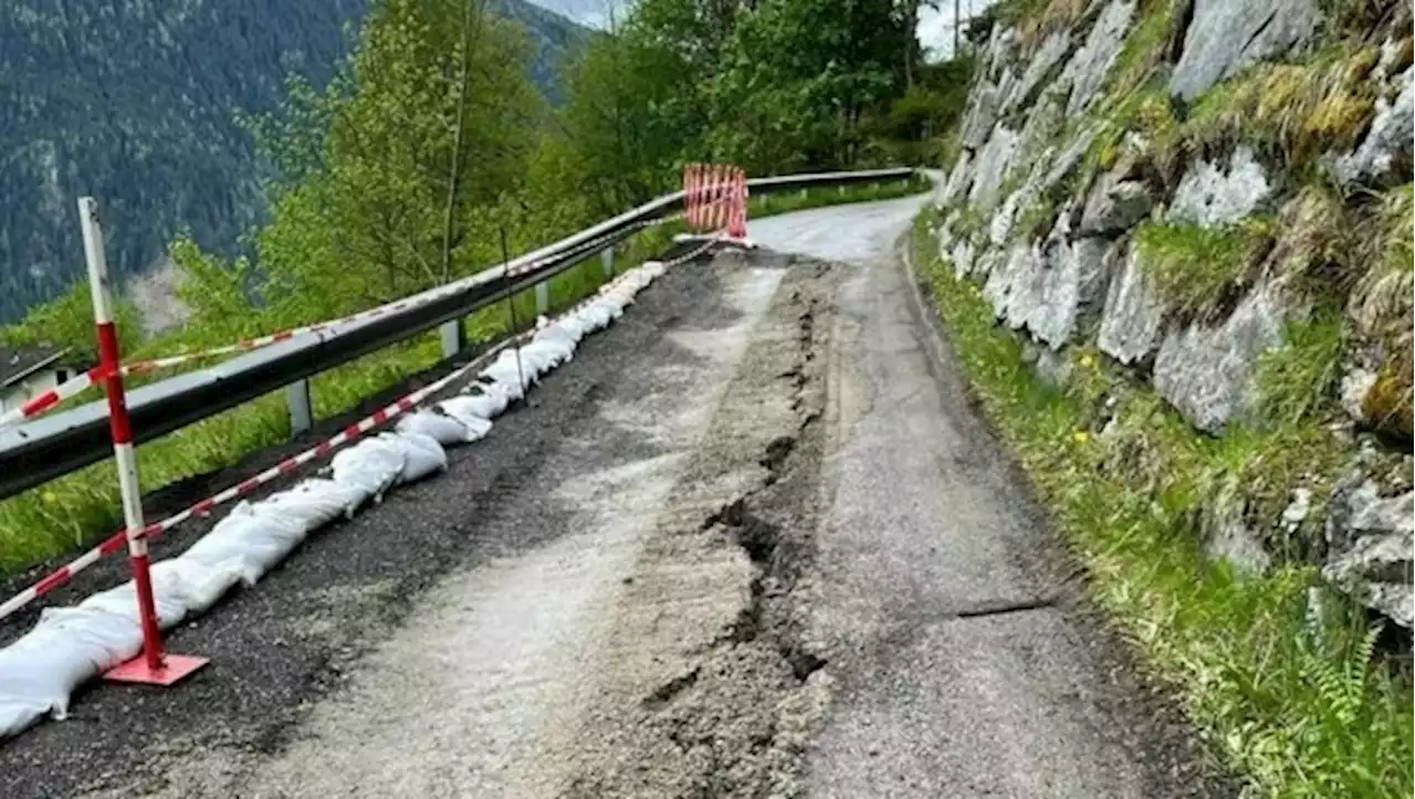 Häuser in Tirol abgeschnitten, Straße abgesackt