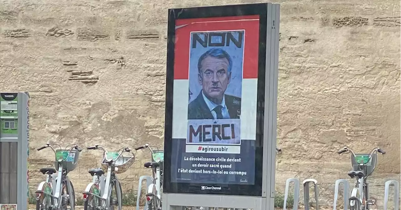 Avignon : des panneaux publicitaires recouverts du portrait d’Emmanuel Macron grimé en Adolf Hitler