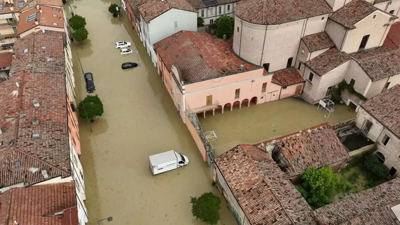 Maltempo, emergenza nel Ravennate: a Lugo l'acqua sale rapidamente: le immagini dal drone