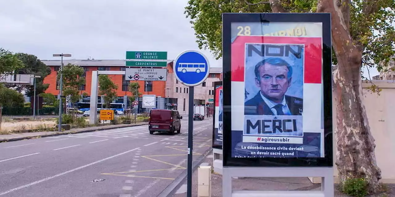 À Avignon, des affiches caricaturent de nouveau Macron en Hitler