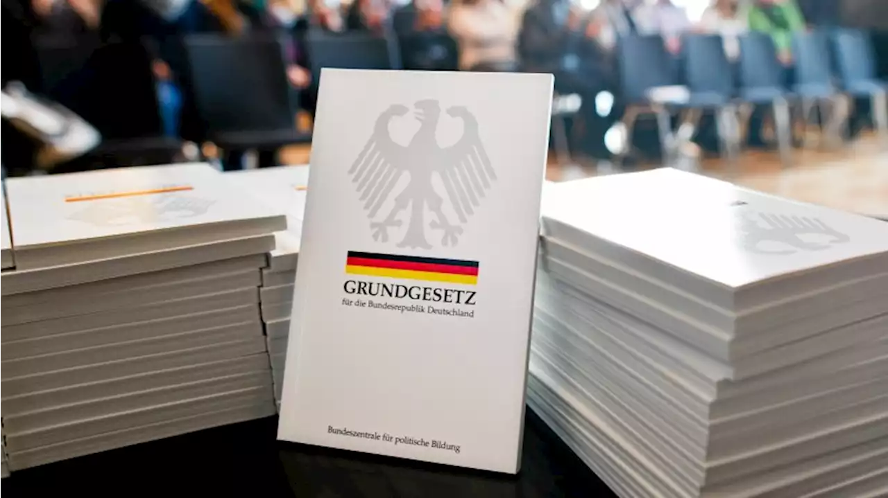 Einbürgerung: 27.000 Berliner warten auf einen deutschen Pass