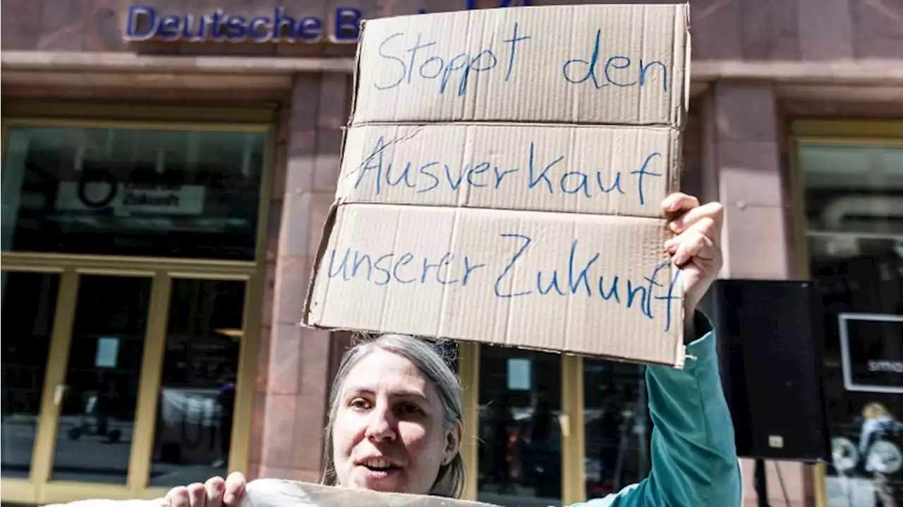 Protest gegen fossile Projekte der Deutschen Bank